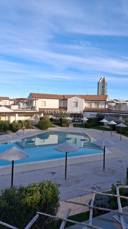 Scopri il tuo angolo di paradiso nel cuore pulsante di Jesolo, nella prestigiosa zona di Piazza M...