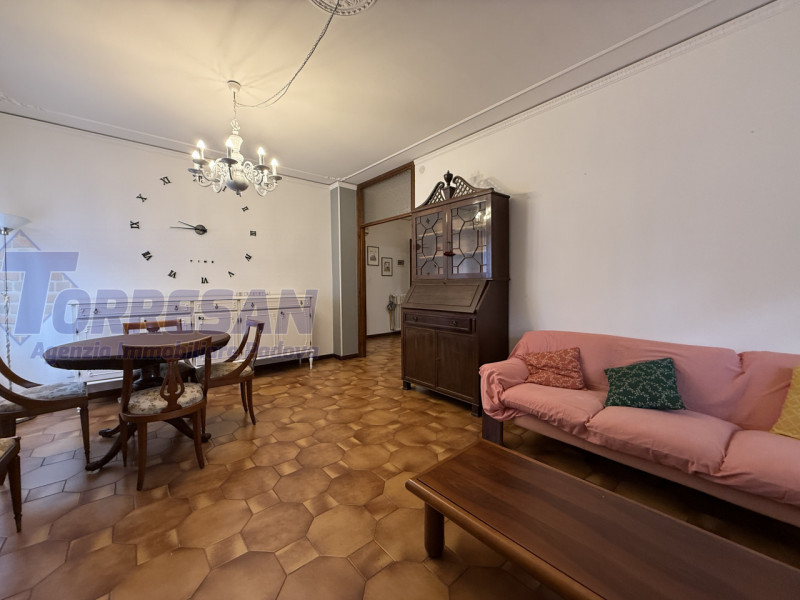 AFFITTO SAN BELLINO APPARTAMENTO AMPIO CON 4 CAMERE

APPARTAMENTO IN LOCAZIONE ZONA ARCELLA SAN B...