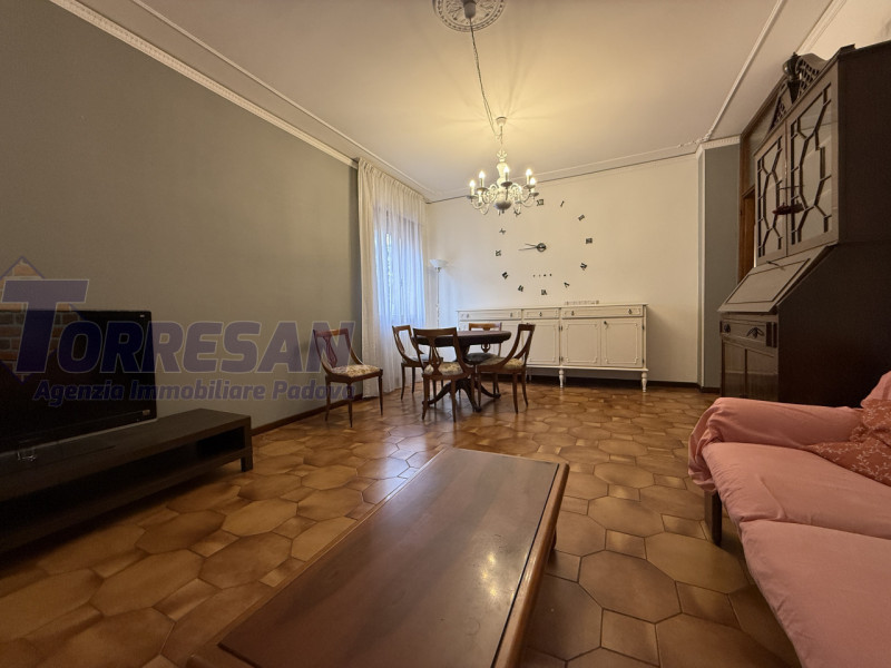 AFFITTO SAN BELLINO APPARTAMENTO AMPIO CON 4 CAMERE

APPARTAMENTO IN LOCAZIONE ZONA ARCELLA SAN B...