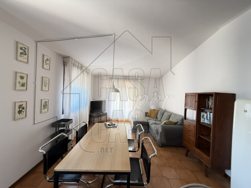 Scopri questo splendido attico trilocale situato nel cuore di Abano Terme, in una posizione centr...