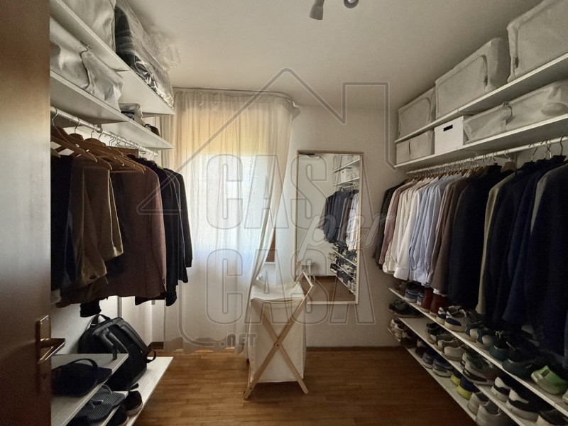 Scopri questo splendido attico trilocale situato nel cuore di Abano Terme, in una posizione centr...