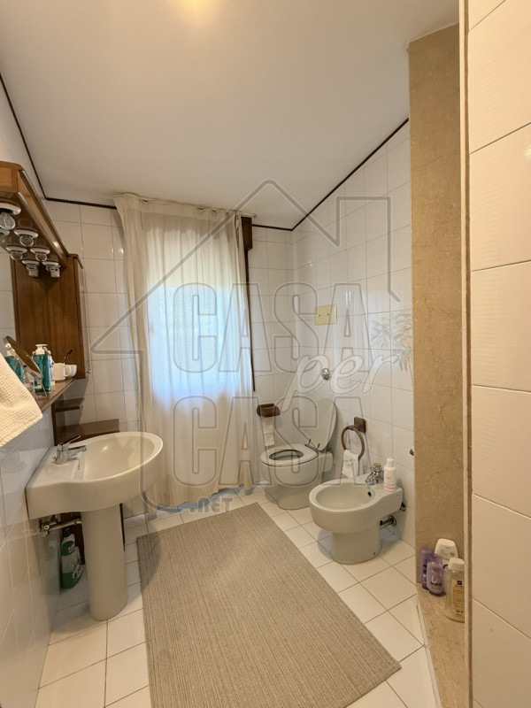 Scopri questo splendido attico trilocale situato nel cuore di Abano Terme, in una posizione centr...