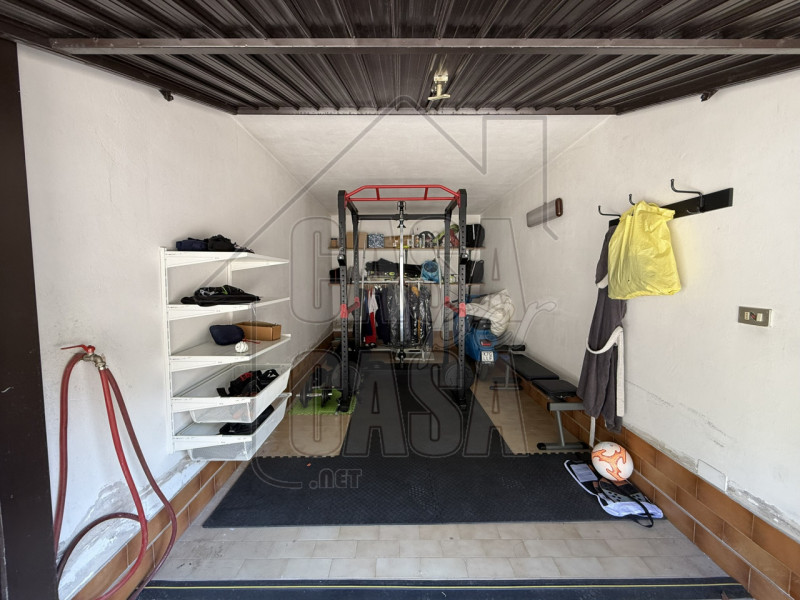 Scopri questo splendido attico trilocale situato nel cuore di Abano Terme, in una posizione centr...