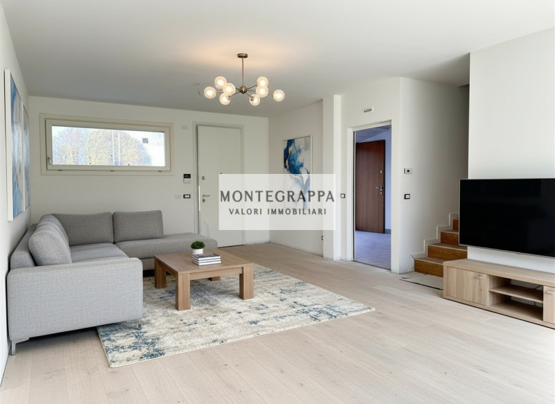 Porzione di Bifamiliare Moderna con Ampio Giardino – Zona Residenziale - Vicina al Centro

In ven...