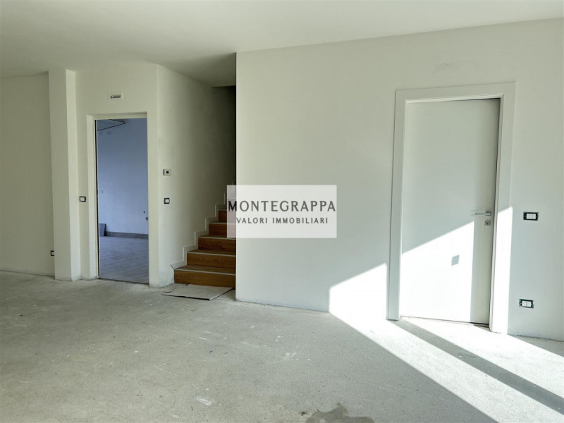 Porzione di Bifamiliare Moderna con Ampio Giardino – Zona Residenziale - Vicina al Centro

In ven...