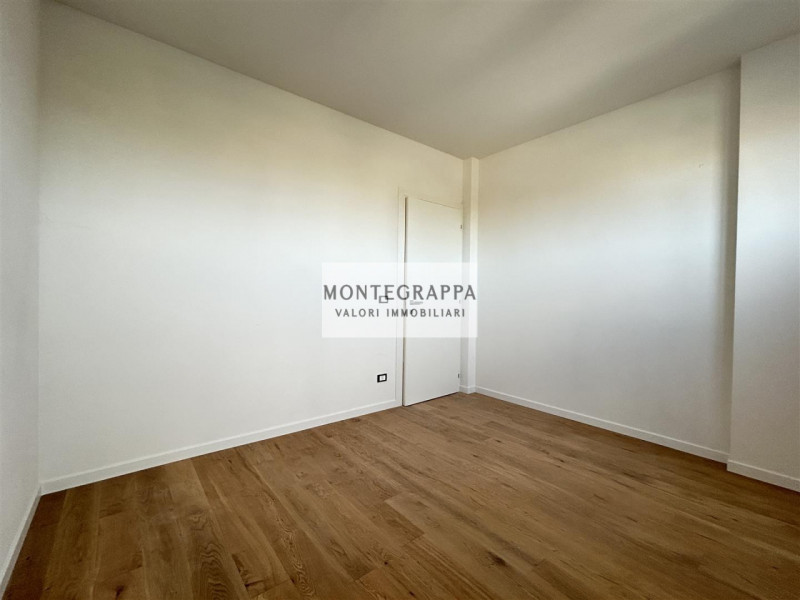 Porzione di Bifamiliare Moderna con Ampio Giardino – Zona Residenziale - Vicina al Centro

In ven...