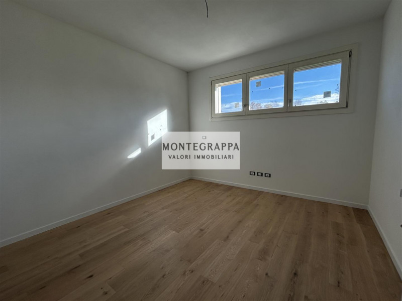 Porzione di Bifamiliare Moderna con Ampio Giardino – Zona Residenziale - Vicina al Centro

In ven...