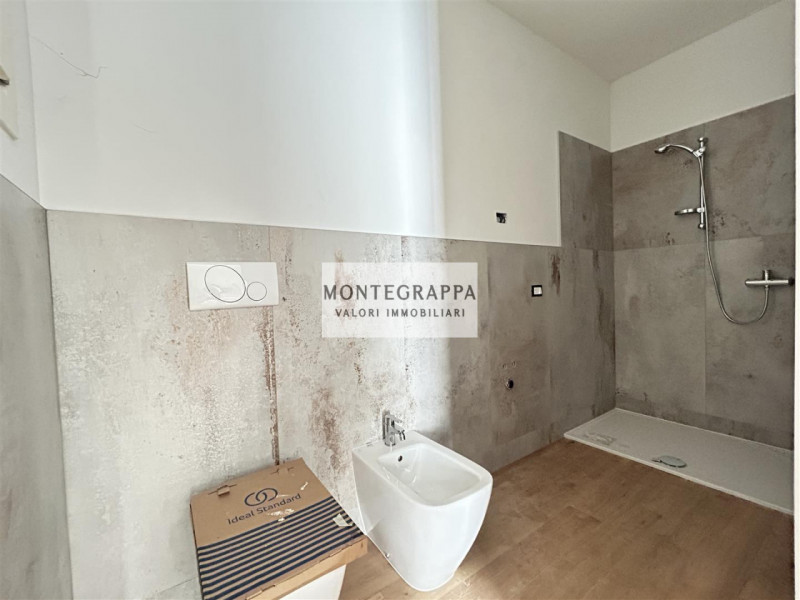 Porzione di Bifamiliare Moderna con Ampio Giardino – Zona Residenziale - Vicina al Centro

In ven...