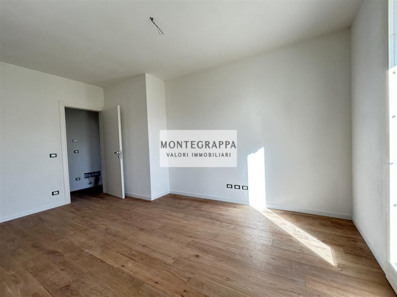 Porzione di Bifamiliare Moderna con Ampio Giardino – Zona Residenziale - Vicina al Centro

In ven...