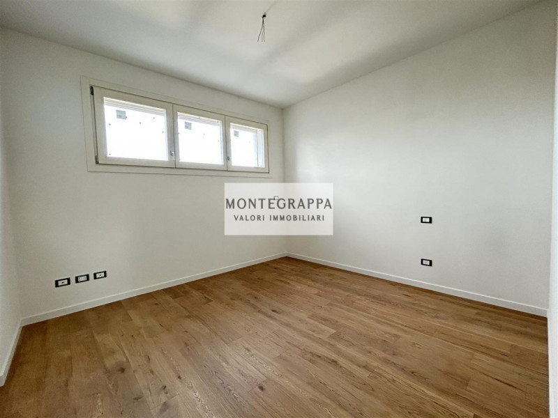 Porzione di Bifamiliare Moderna con Ampio Giardino – Zona Residenziale - Vicina al Centro

In ven...