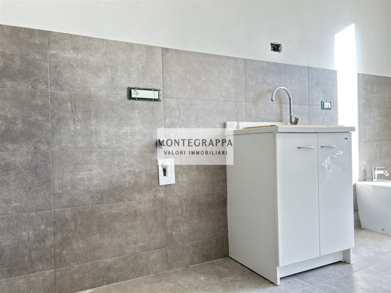 Porzione di Bifamiliare Moderna con Ampio Giardino – Zona Residenziale - Vicina al Centro

In ven...