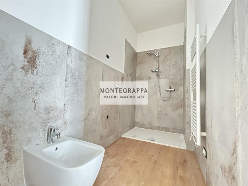 Porzione di Bifamiliare Moderna con Ampio Giardino – Zona Residenziale - Vicina al Centro

In ven...