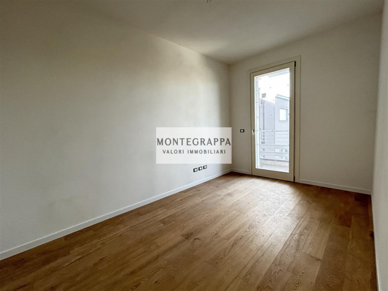 Porzione di Bifamiliare Moderna con Ampio Giardino – Zona Residenziale - Vicina al Centro

In ven...