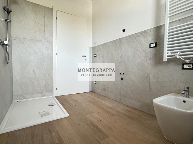 Porzione di Bifamiliare Moderna con Ampio Giardino – Zona Residenziale - Vicina al Centro

In ven...