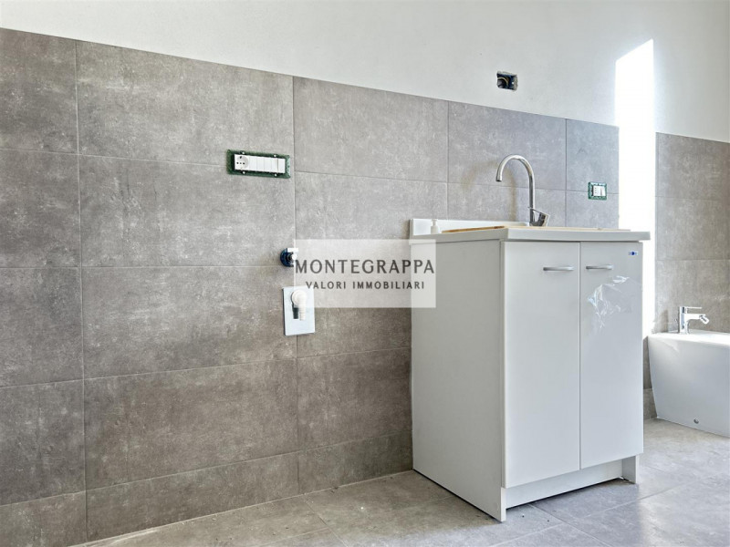 Porzione di Bifamiliare Moderna con Ampio Giardino – Zona Residenziale - Vicina al Centro

In ven...