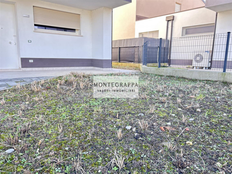 Porzione di Bifamiliare Moderna con Ampio Giardino – Zona Residenziale - Vicina al Centro

In ven...