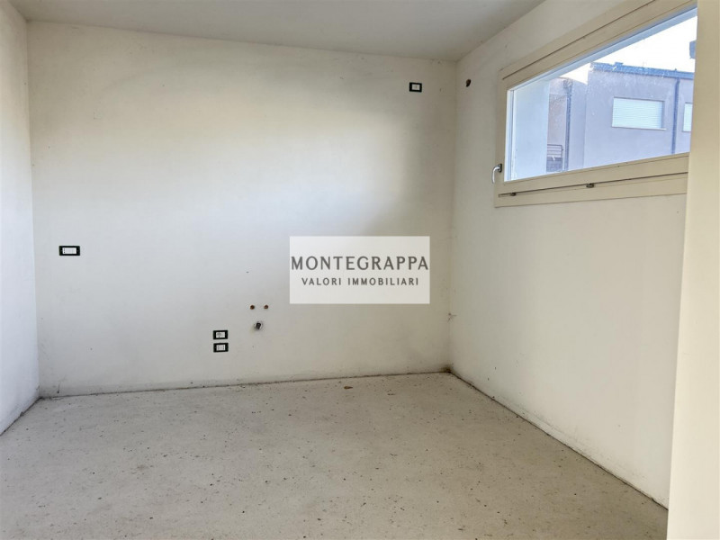 Porzione di Bifamiliare Moderna con Ampio Giardino – Zona Residenziale - Vicina al Centro

In ven...