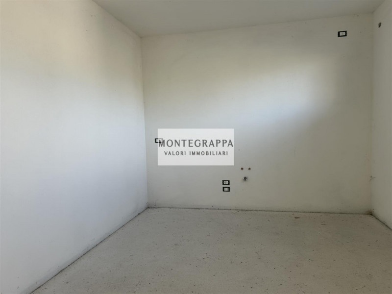 Porzione di Bifamiliare Moderna con Ampio Giardino – Zona Residenziale - Vicina al Centro

In ven...