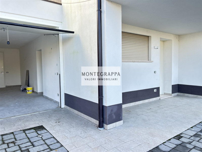 Porzione di Bifamiliare Moderna con Ampio Giardino – Zona Residenziale - Vicina al Centro

In ven...