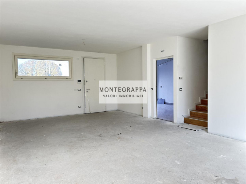 Porzione di Bifamiliare Moderna con Ampio Giardino – Zona Residenziale - Vicina al Centro

In ven...