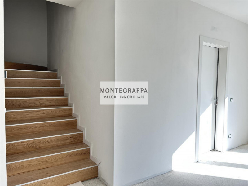 Porzione di Bifamiliare Moderna con Ampio Giardino – Zona Residenziale - Vicina al Centro

In ven...