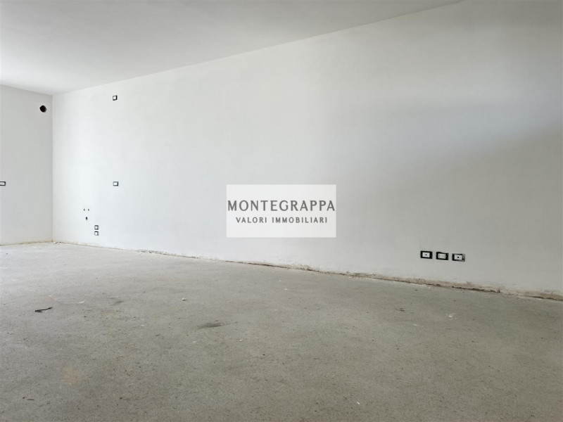 Porzione di Bifamiliare Moderna con Ampio Giardino – Zona Residenziale - Vicina al Centro

In ven...