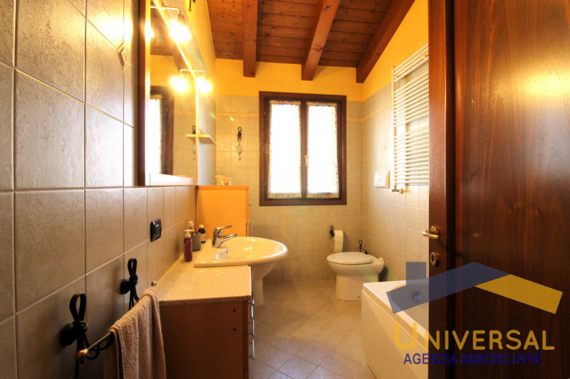 ARSEGO - In tranquillo quartiere residenziale, lontano da traffico e rumori, però al contempo com...