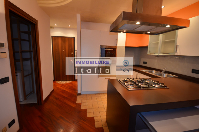 Scopri il tuo nuovo rifugio nel cuore di Roncaglia, una delle zone più ambite di Ponte San Nicolò...