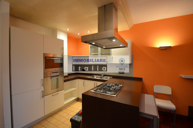 Scopri il tuo nuovo rifugio nel cuore di Roncaglia, una delle zone più ambite di Ponte San Nicolò...