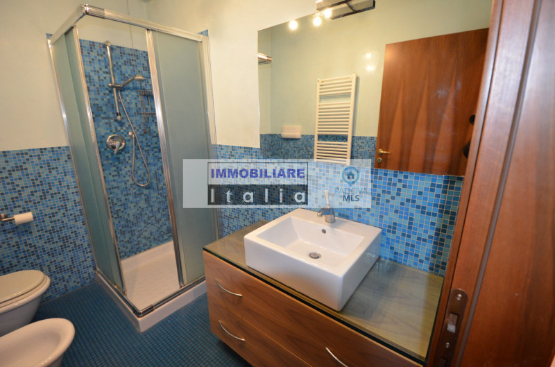 Scopri il tuo nuovo rifugio nel cuore di Roncaglia, una delle zone più ambite di Ponte San Nicolò...