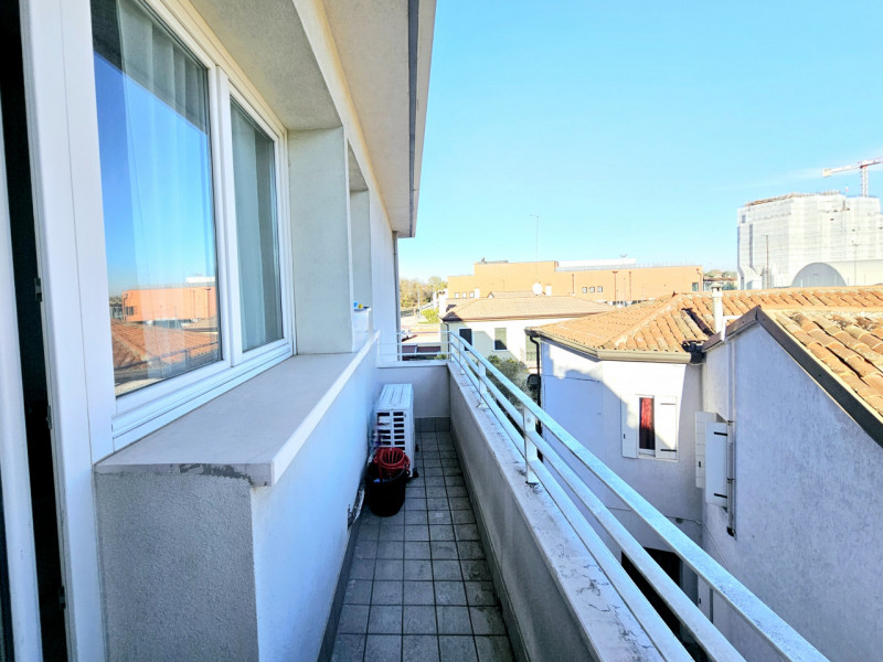 Proponiamo in vendita a Padova, moderno appartamento in via Giuseppe Cesare Abba, ubicato in un c...