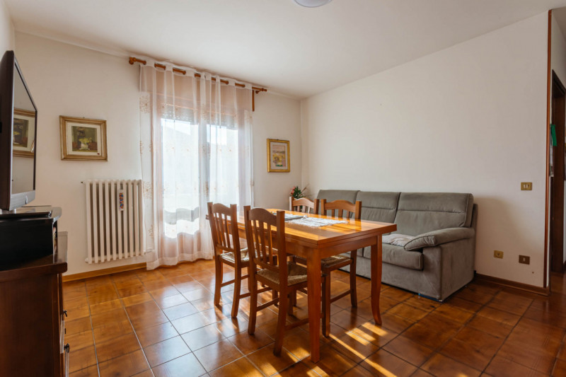 Nel centro di Agna, all’interno di una piccola palazzina composta da sole quattro unità, proponia...