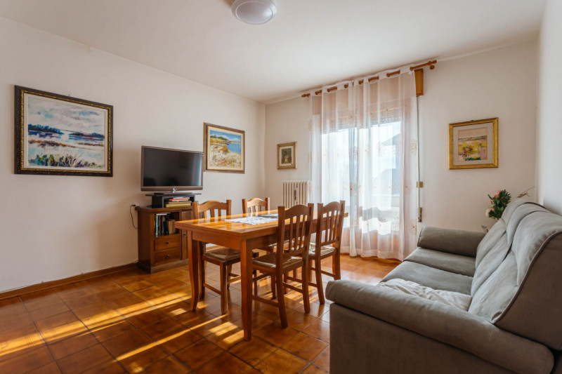 Nel centro di Agna, all’interno di una piccola palazzina composta da sole quattro unità, proponia...