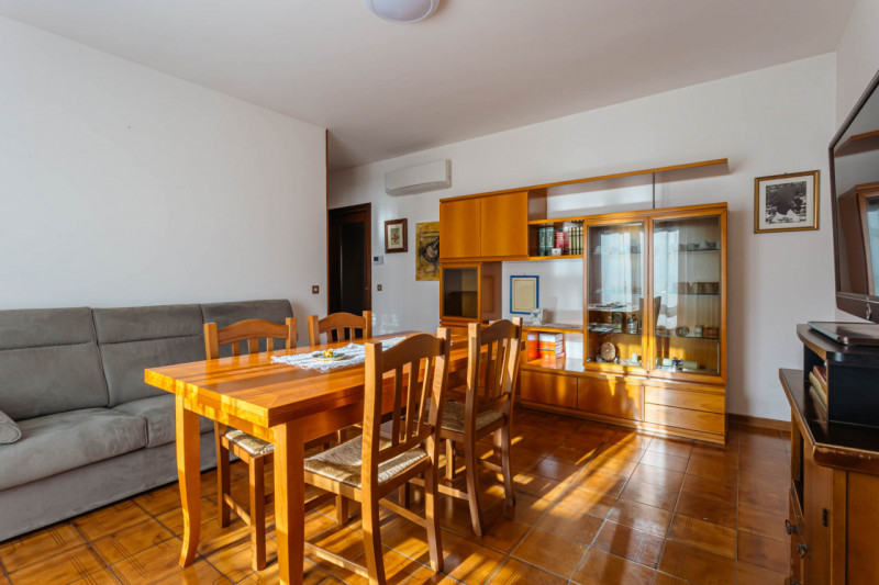 Nel centro di Agna, all’interno di una piccola palazzina composta da sole quattro unità, proponia...