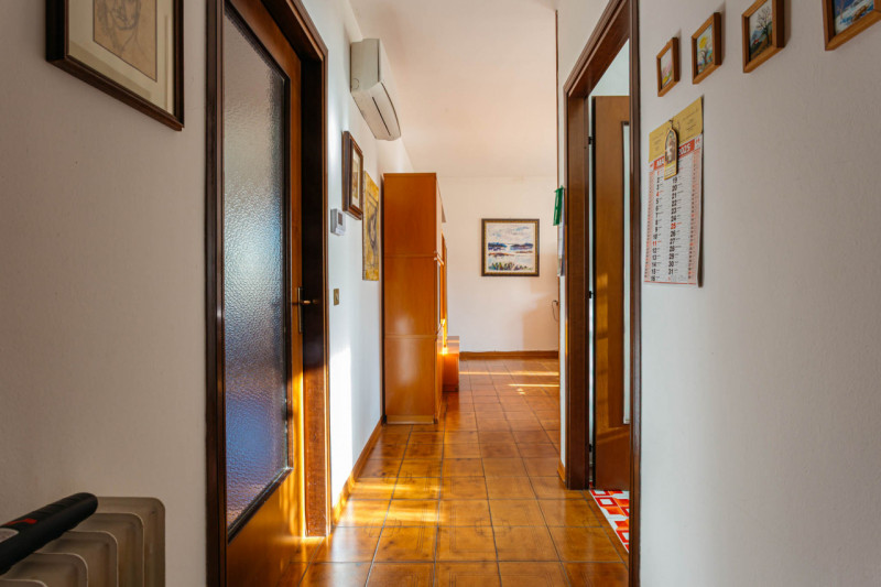 Nel centro di Agna, all’interno di una piccola palazzina composta da sole quattro unità, proponia...