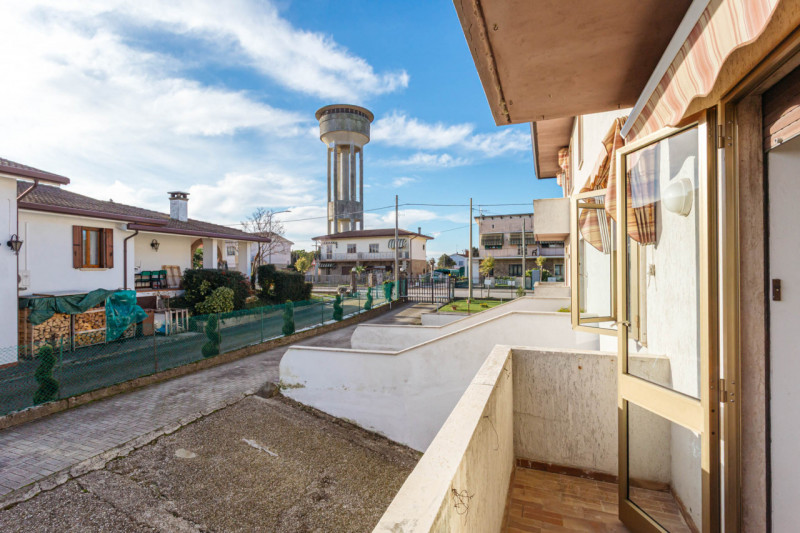 Nel centro di Agna, all’interno di una piccola palazzina composta da sole quattro unità, proponia...