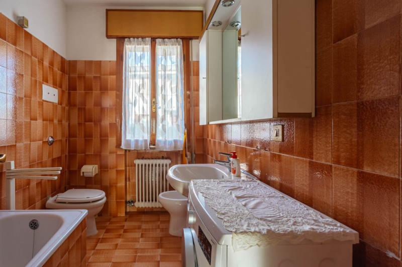 Nel centro di Agna, all’interno di una piccola palazzina composta da sole quattro unità, proponia...