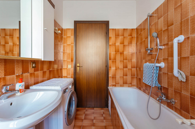 Nel centro di Agna, all’interno di una piccola palazzina composta da sole quattro unità, proponia...