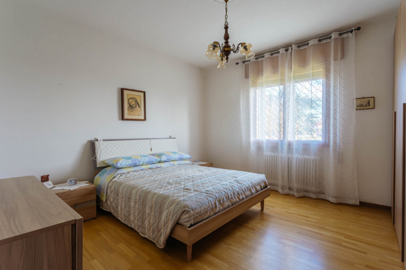 Nel centro di Agna, all’interno di una piccola palazzina composta da sole quattro unità, proponia...