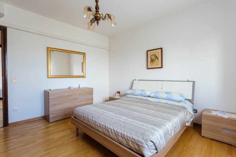 Nel centro di Agna, all’interno di una piccola palazzina composta da sole quattro unità, proponia...