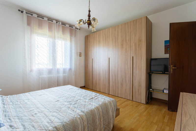 Nel centro di Agna, all’interno di una piccola palazzina composta da sole quattro unità, proponia...