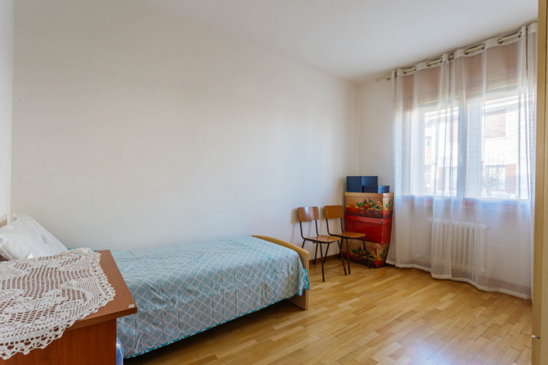 Nel centro di Agna, all’interno di una piccola palazzina composta da sole quattro unità, proponia...