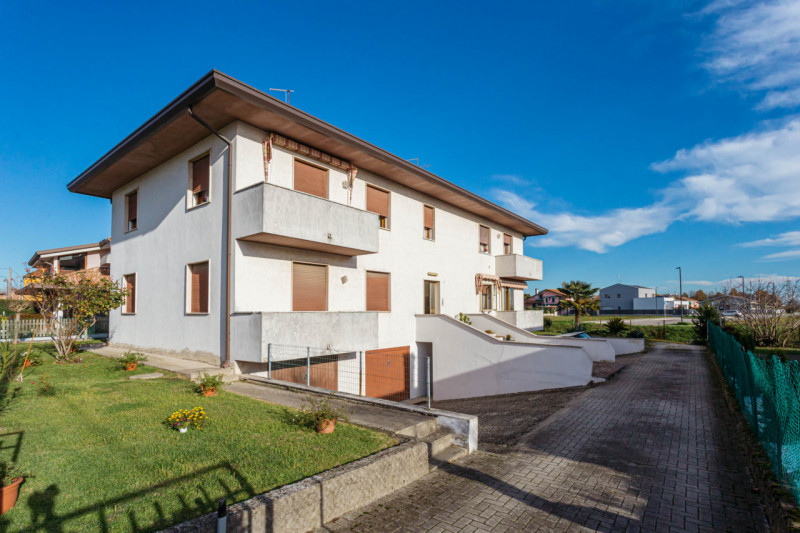 Nel centro di Agna, all’interno di una piccola palazzina composta da sole quattro unità, proponia...