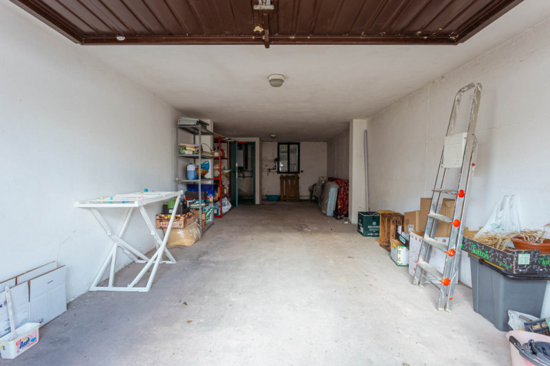 Nel centro di Agna, all’interno di una piccola palazzina composta da sole quattro unità, proponia...