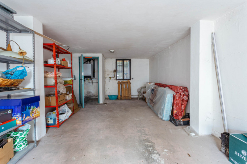 Nel centro di Agna, all’interno di una piccola palazzina composta da sole quattro unità, proponia...