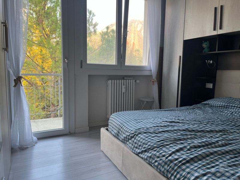 Scopri questo affascinante appartamento situato nel cuore di Serravalle, una delle zone più ricer...