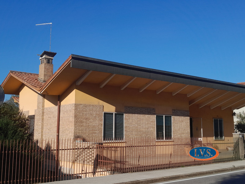 MONTEGALDA (VI): Proponiamo CASA SINGOLA di 160 mq con ampio giardino, a due minuti dal centro de...