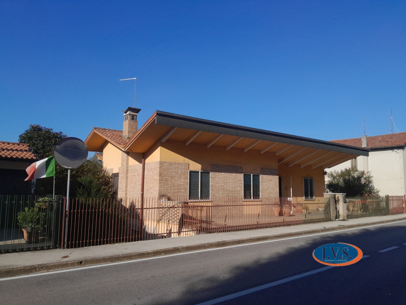 MONTEGALDA (VI): Proponiamo CASA SINGOLA di 160 mq con ampio giardino, a due minuti dal centro de...