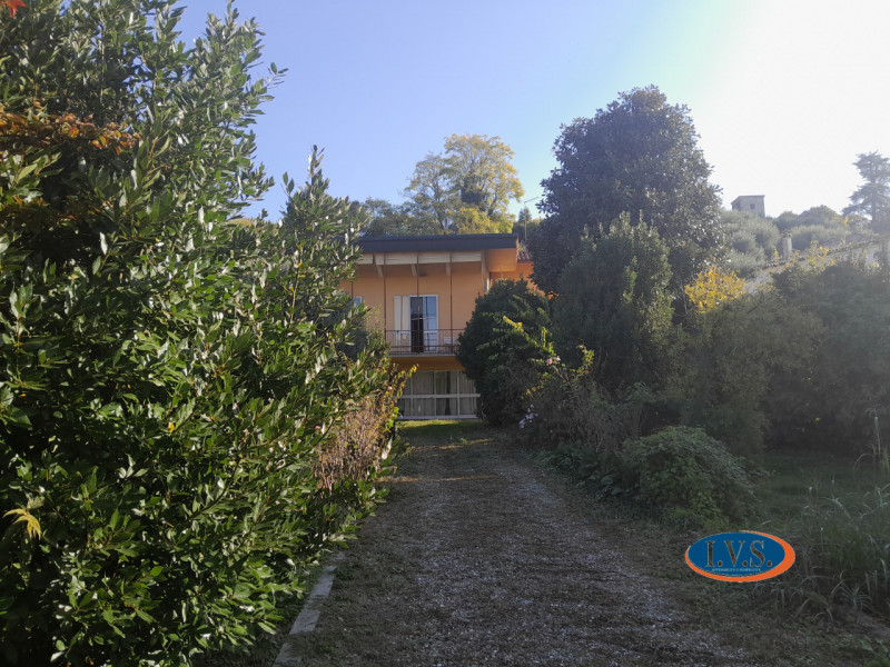 MONTEGALDA (VI): Proponiamo CASA SINGOLA  con ampio giardino in una posizione centrale del paese ...