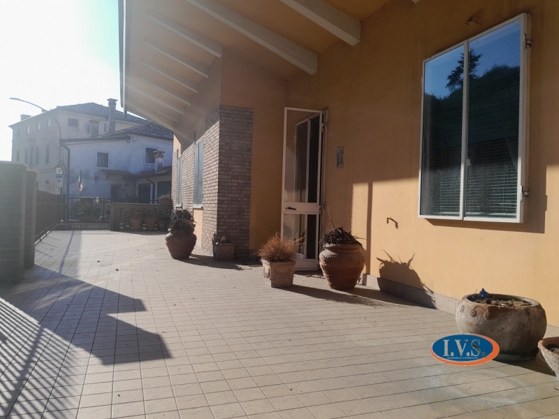 MONTEGALDA (VI): Proponiamo CASA SINGOLA  con ampio giardino in una posizione centrale del paese ...